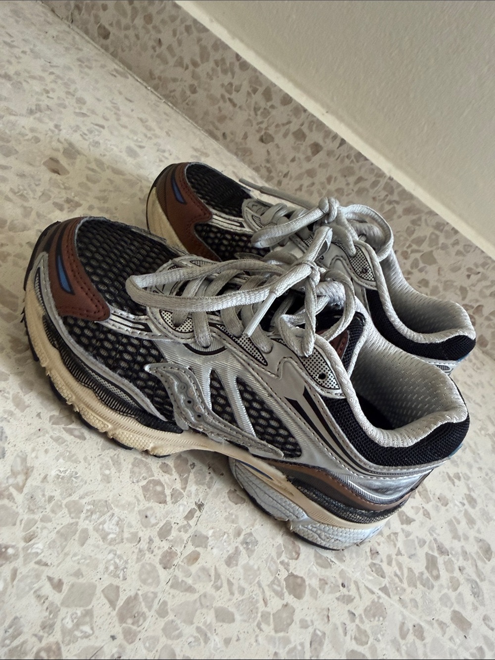 SAUCONY Gray and Black Mesh Athletic Sneakers with Brown Accents